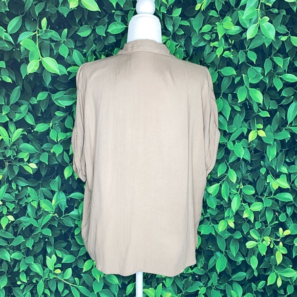 BUTTON UP COLLARED SHIRT W/ ROLLED SLEEVES & FRONT POCKET · SIZE M · F21 - Picture 4 of 6